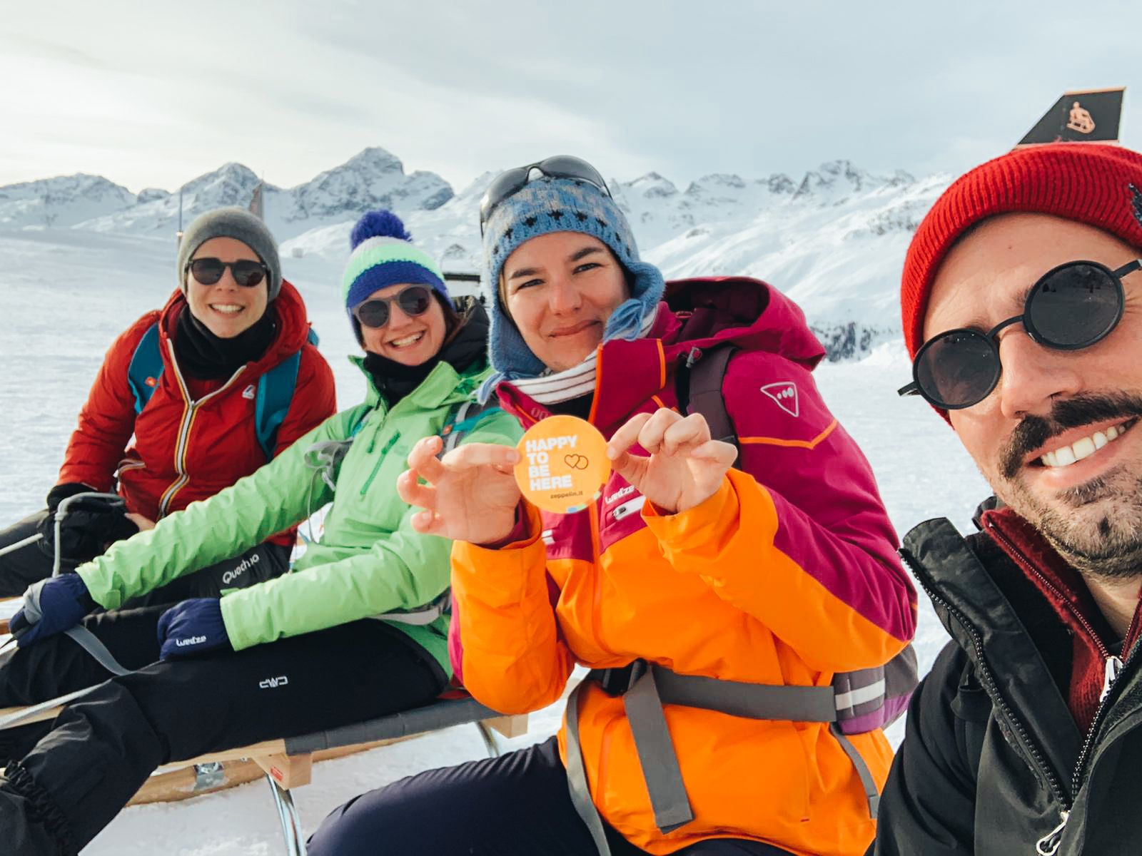 Viaggiatori che sorridono in montagna con abbigliamento da trekking, vette innevate della Svizzera